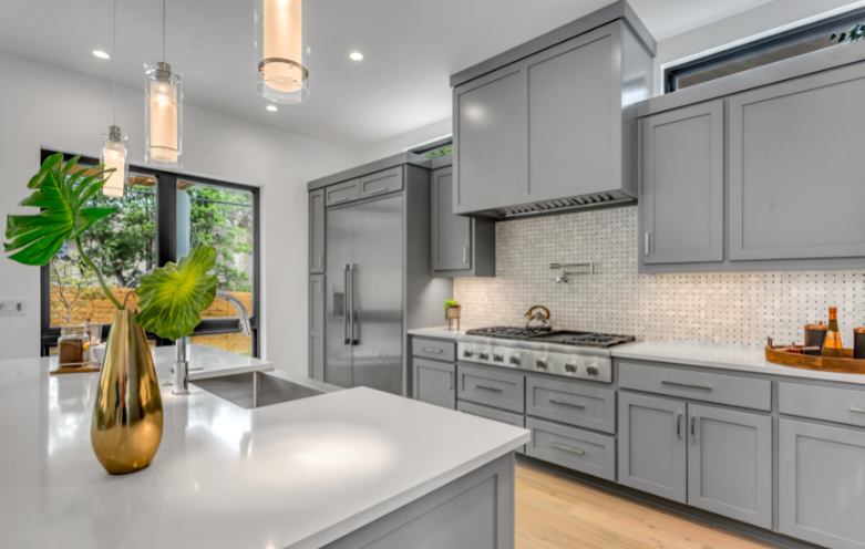 Uma iluminação para bancada e iluminação para cozinha feita da forma correta.