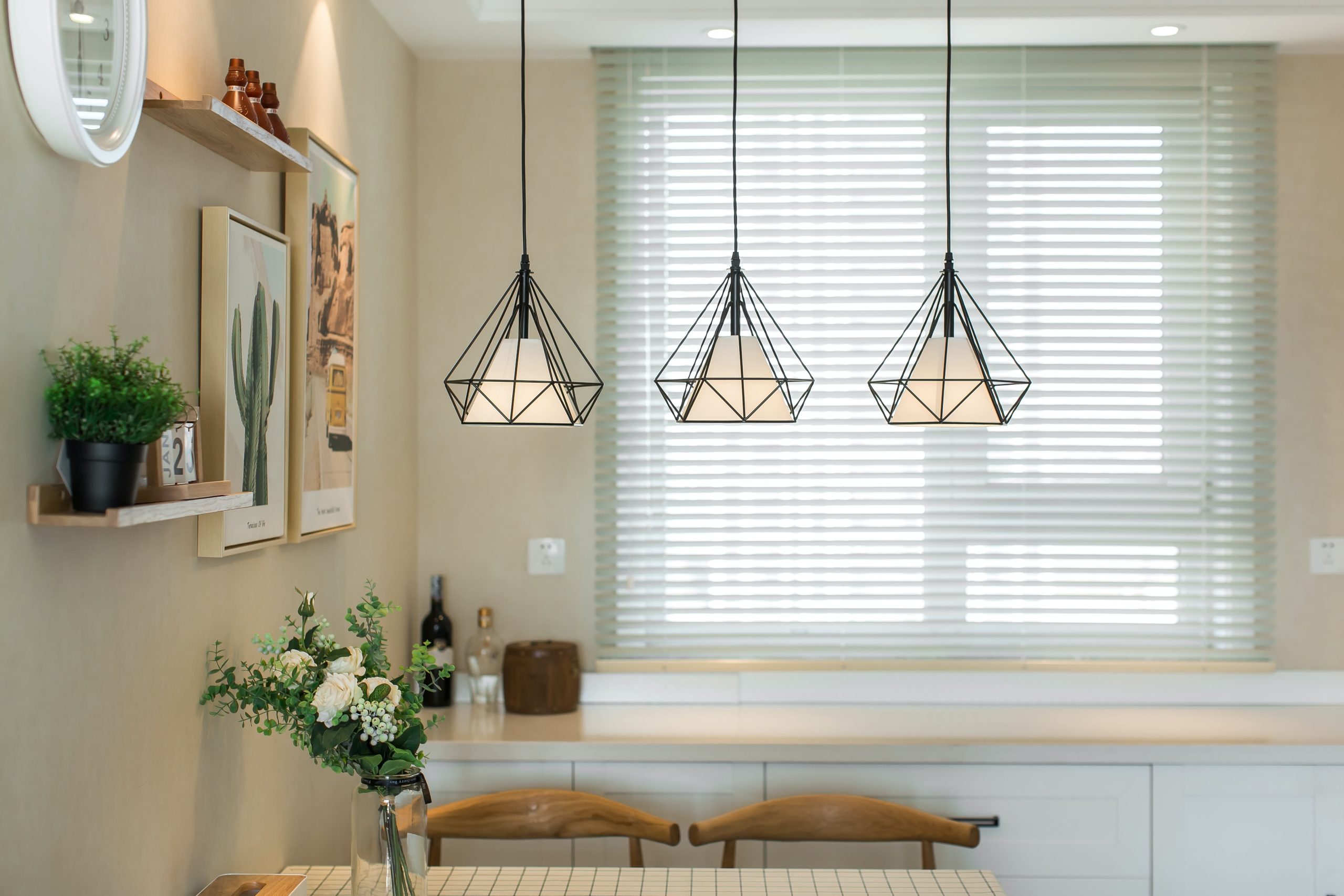 Materiais para luminárias, uma luminária em uma sala 