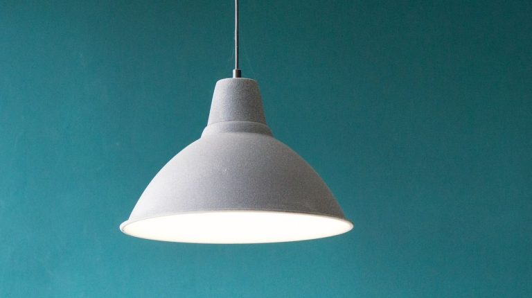 Luminária pendente simples: veja onde e como usar na decoração
