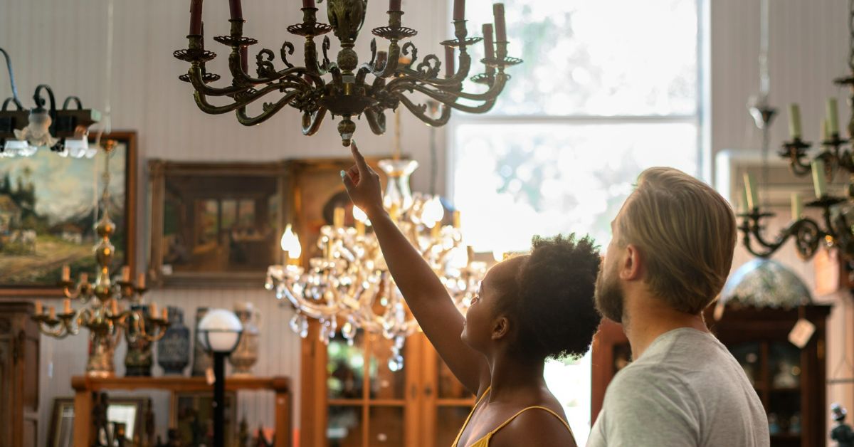 Como escolher o lustre ideal para sala de estar