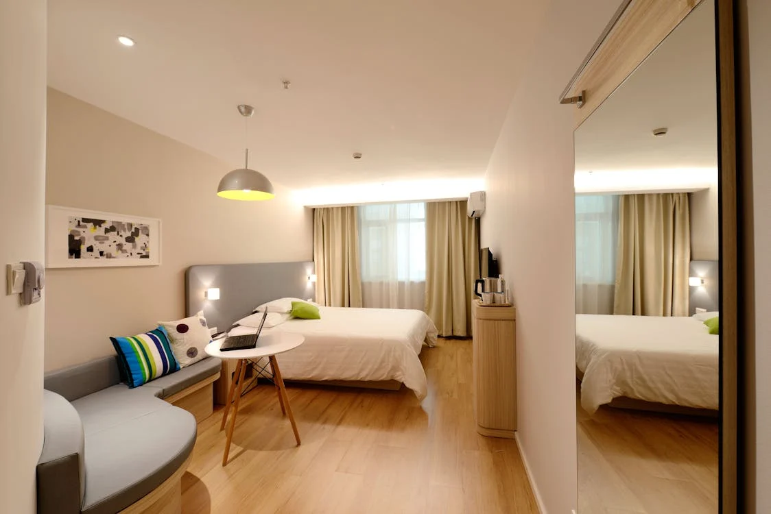 Quarto de casal iluminado