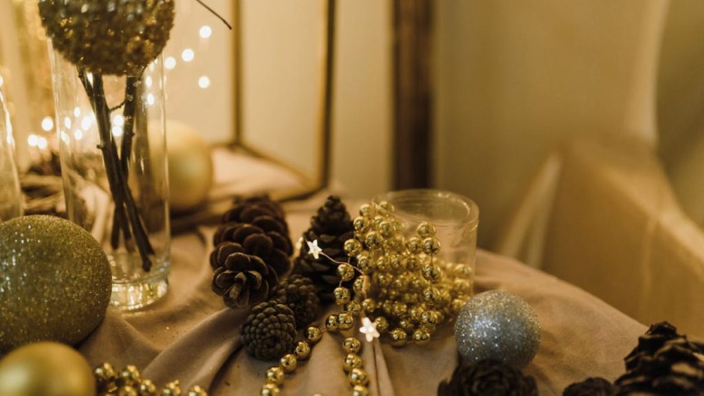 Itens de decoração dourados